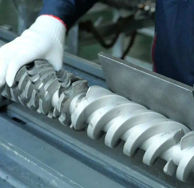 エクストルーダーに黒い線が繰り返し現れるのはなぜですか?この記事では、バレルまたはスクリューの問題が原因であるかどうかを迅速に判断する方法を説明します。